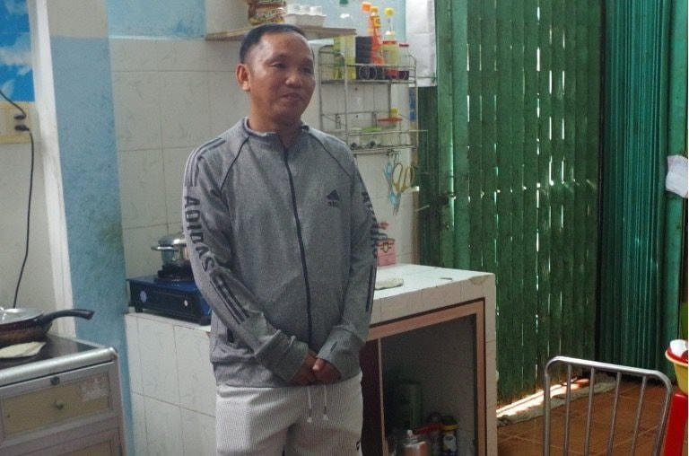 Bị can Quyền nghe đọc lệnh bắt tạm giam.