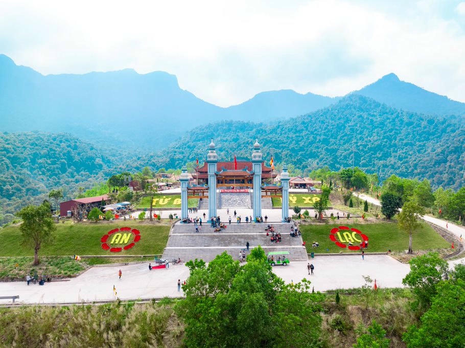 Chùa Hạ nằm dưới chân Tây Yên Tử là trung tâm diễn ra các lễ hội, các hoạt động du lịch, các hoạt động tôn giáo. Đặc biệt, cổng vào Chùa Hạ được ví như 