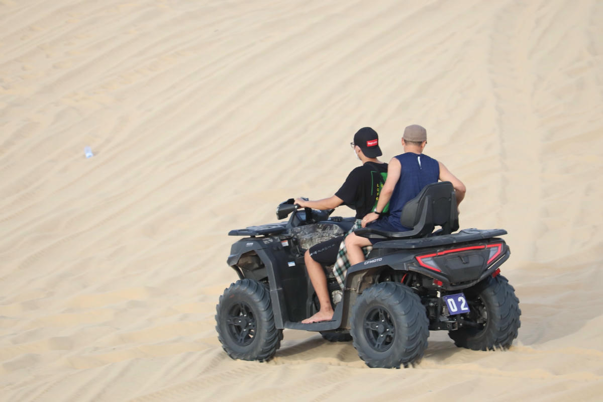 Du khách sẽ được lựa chọn tự lái hoặc ngồi trên xe theo sự điều khiển của người hướng dẫn, băng qua những đồi cát trùng điệp và trải nghiệm cảm giác mạnh khi lao xuống từ đỉnh đồi hoặc men theo triền cát nghiêng nghiêng. Chỉ trong ít phút, du khách đã có thể vượt qua những con dốc cát cao dựng đứng hay thả phanh cho xe trượt xuống đỉnh đồi.