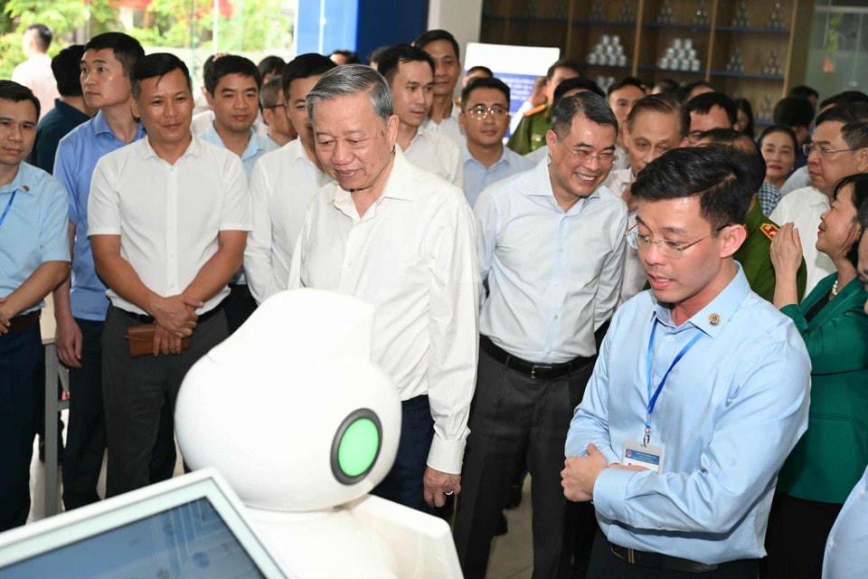 Tổng Bí thư Tô Lâm đến thăm, kiểm tra hoạt động tại Trung tâm phục vụ Hành chính công Hà Nội Chi nhánh số 1 tại đường Võ Chí Công. (Ảnh: Minh Sơn/Vietnam+)