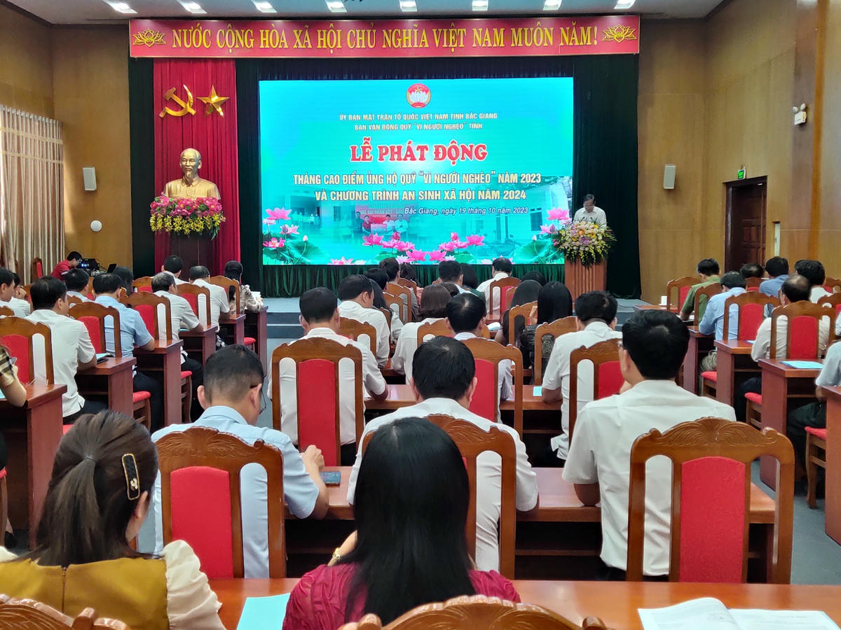 Quang cảnh lễ phát động. 