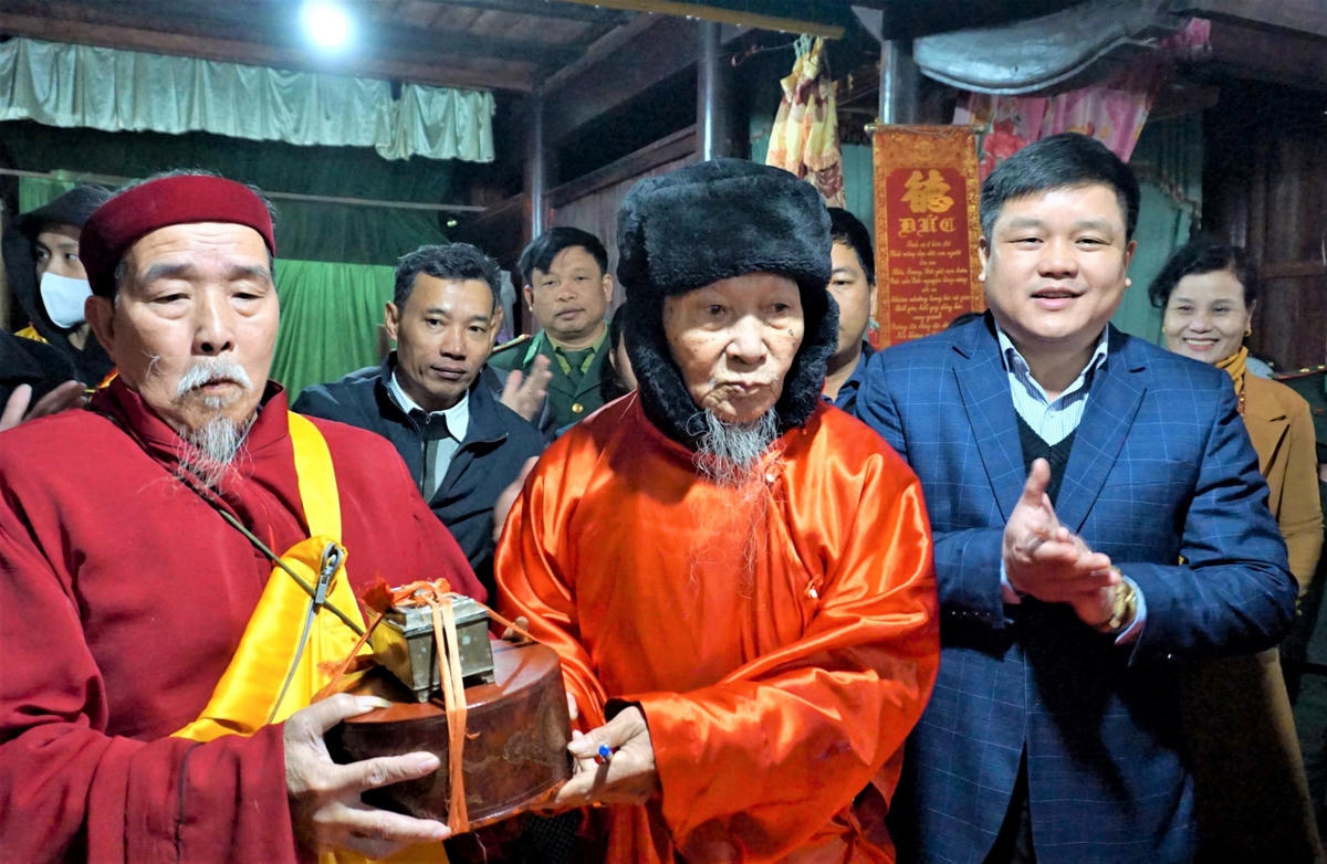 Trong lễ hội này, chính quyền, người dân sẽ cùng rước báu vật của vua Hàm Nghi ban, từ nhà ông Trần Văn Nhung (mũ đen) - nguyên cố đạo chủ năm Nhâm Dần 2022 (người trông coi, ở thôn Hòa Nhượng, xã Phú Gia) đến nhà ông Phan Hùng Vỹ (bìa trái) - tân cố đạo chủ năm Quý Mão 2023 (thôn Phú Hồ, xã Phú Gia).