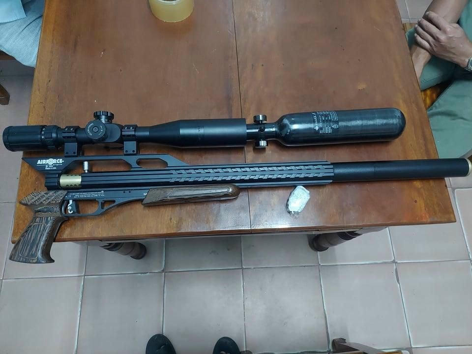 Khẩu súng hơi thể thao lực lượng chức năng thu giữ được (Ảnh: Công an cung cấp).