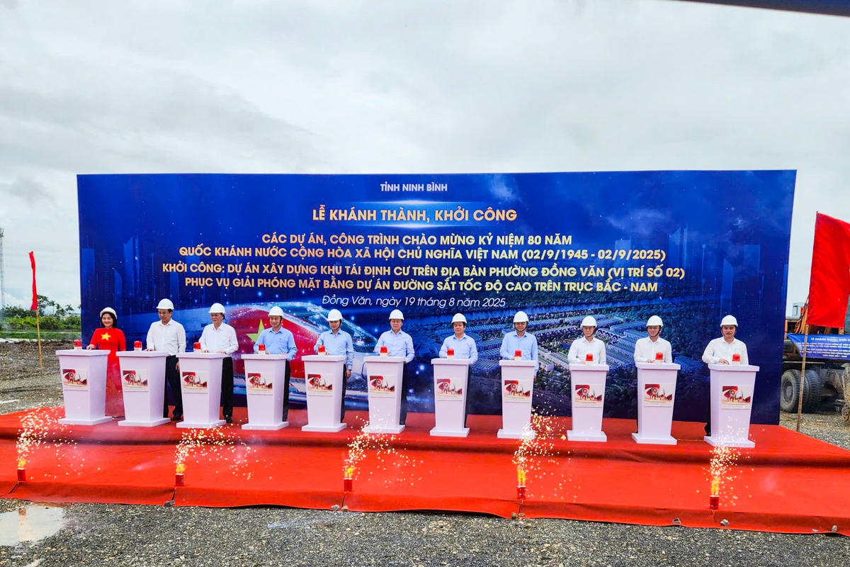 Phó Thủ tướng Trần Hồng Hà cùng lãnh đạo tỉnh Ninh Bình nhất nút khởi công dự án khu tái định cư trên địa bàn phường Đồng Văn. Ảnh: A.T