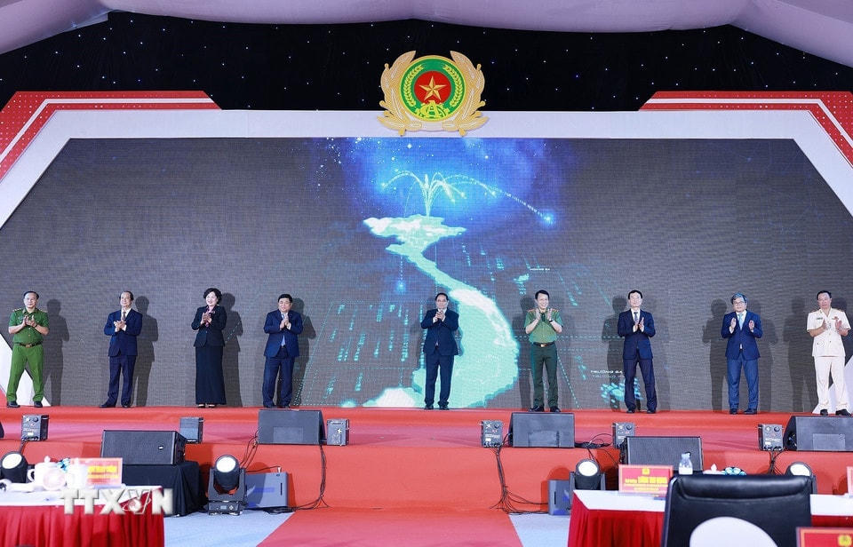 Thủ tướng Phạm Minh Chính và các đại biểu khai trương Trung tâm Dữ liệu quốc gia số 1 và công bố vận hành chính thức Hệ thống Cơ sở dữ liệu của Trung tâm Dữ liệu quốc gia. (Ảnh: Dương Giang/TTXVN)