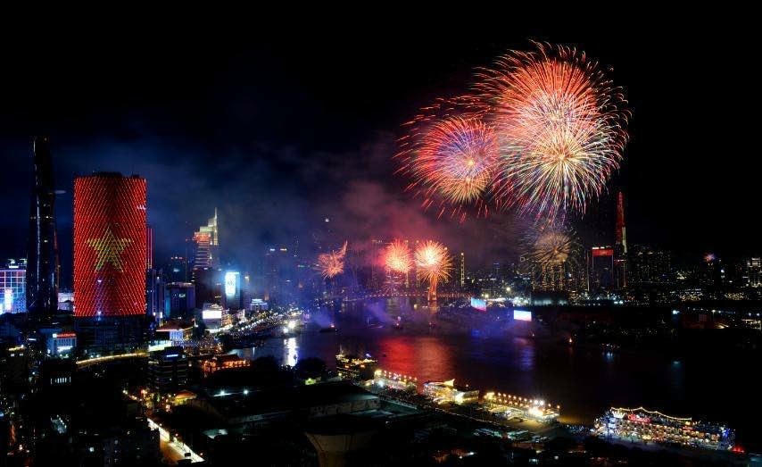 Đúng 21 giờ ngày 30/4, pháo hoa rực sáng trên bầu trời Thành phố Hồ Chí Minh trước sự reo hò, những tràng vỗ tay của hàng nghìn người dân Thành phố. (Ảnh: Mạnh Linh/TTXVN)