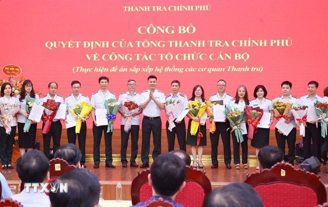 Phó Tổng Thanh tra Chính phủ Nguyễn Văn Cường trao các quyết định về công tác cán bộ tại Thanh tra Chính phủ. (Ảnh: Văn Điệp/TTXVN) ttxvn-thanh-tra.jpg