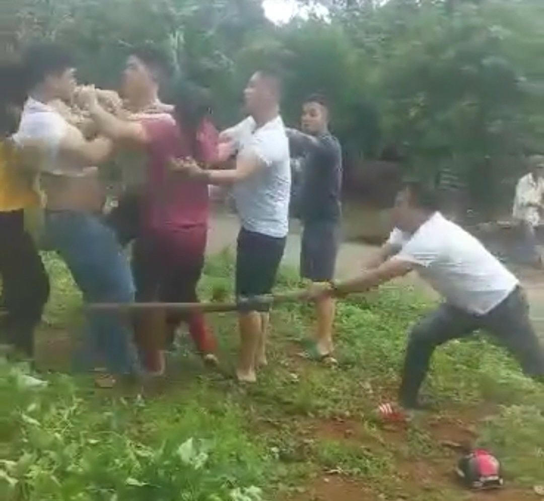 Công an huyện Vĩnh Linh đang tiếp tục điều tra, làm rõ vụ việc nhóm thanh niên xông vào nhà đánh người xảy ra trên địa bàn (Ảnh: cắt từ clip).