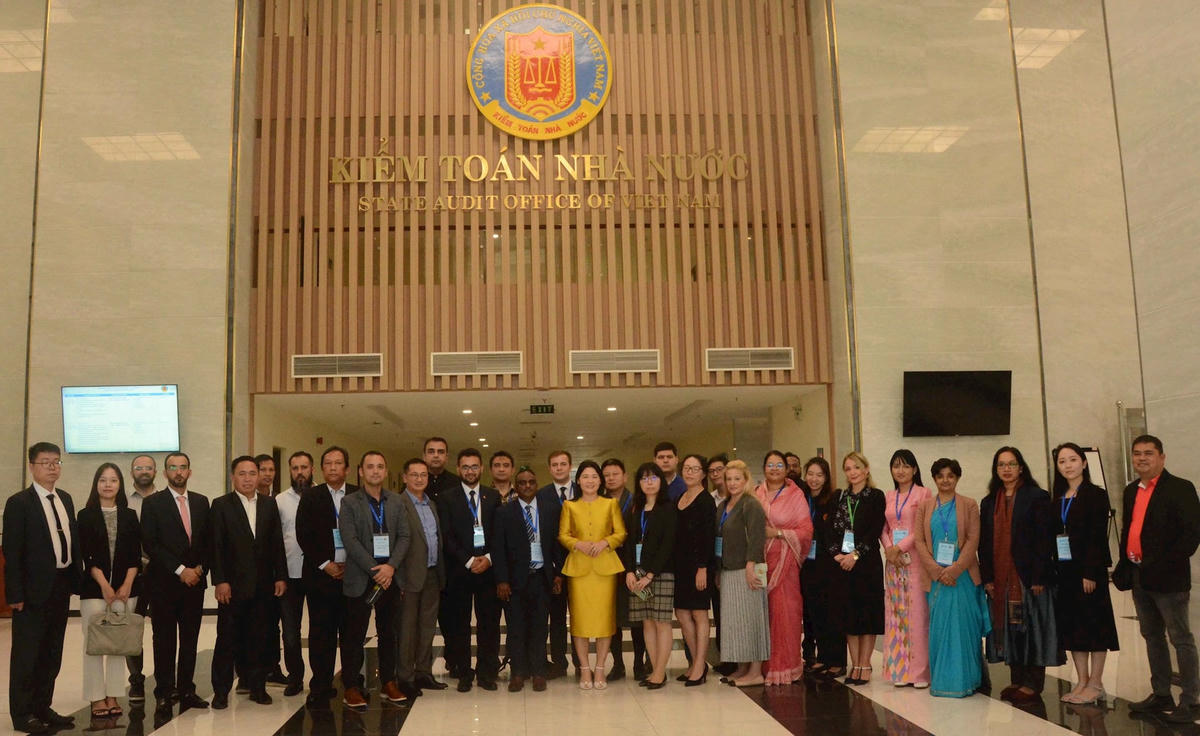 Phó Tổng Kiểm toán nhà nước Hà Thị Mỹ Dung chụp ảnh lưu niệm cùng đoàn đại biểu. Ảnh: TX