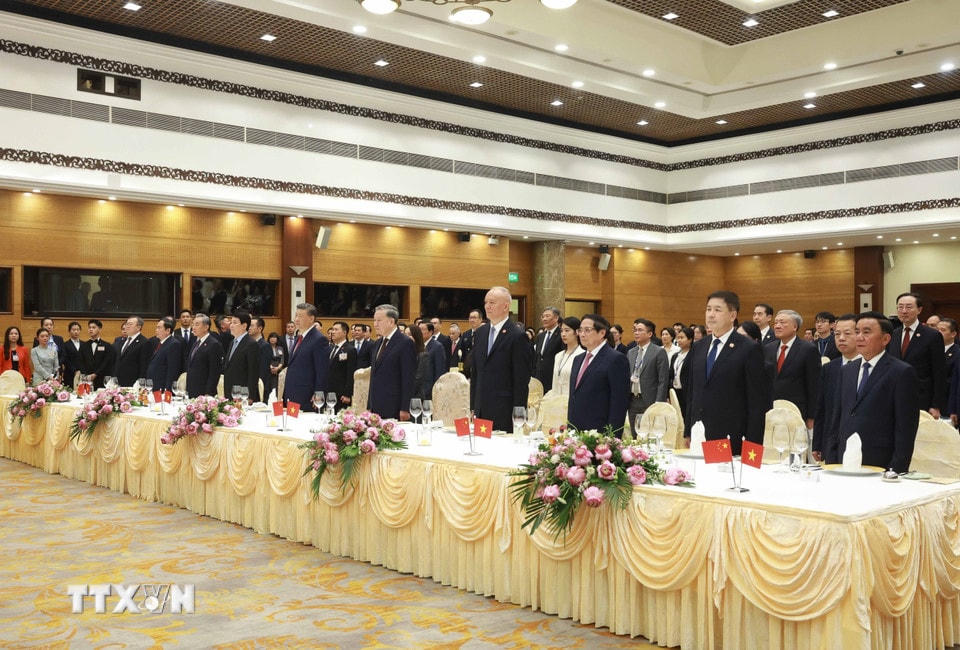 Các đại biểu thực hiện nghi thức chào cờ. (Ảnh: Thống Nhất/TTXVN)