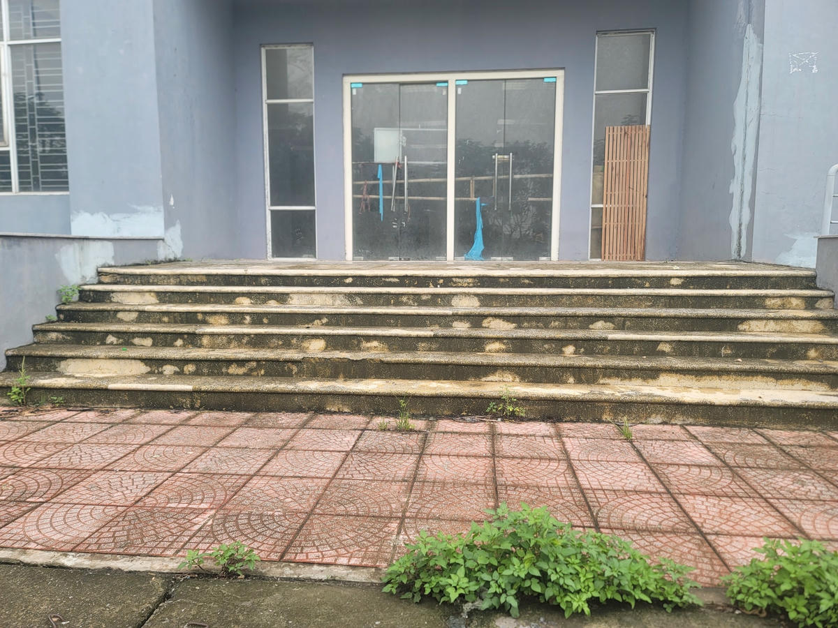 Các cửa lối đều bị bịt kín, then cài.