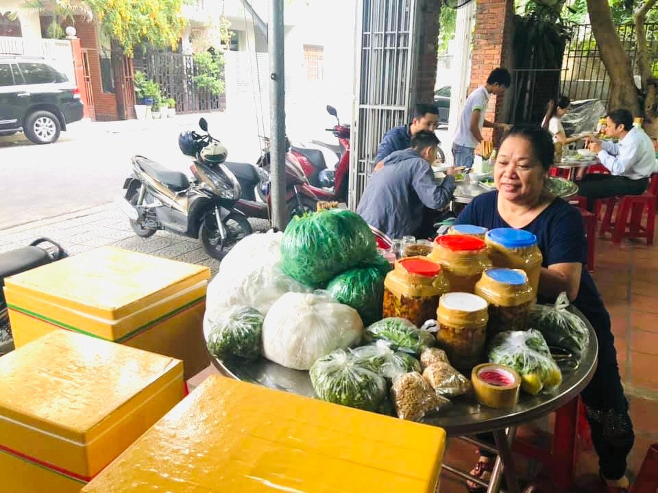 Mỳ Quảng bắt mắt “rộn ràng” với rau sống, bánh tráng, ớt xanh.  