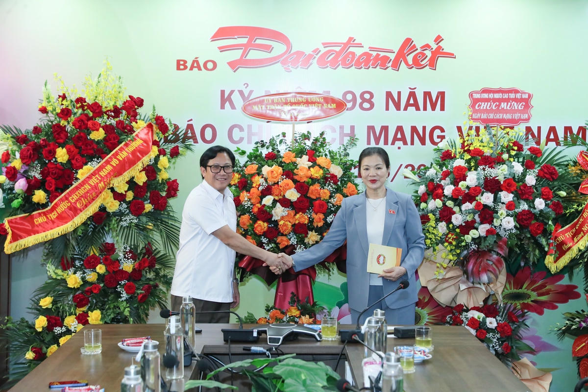 Phó Chủ tịch Trương Thị Ngọc Ánh và nhà báo Lê Anh Đạt - quyền Tổng Biên tập báo Đại Đoàn Kết.