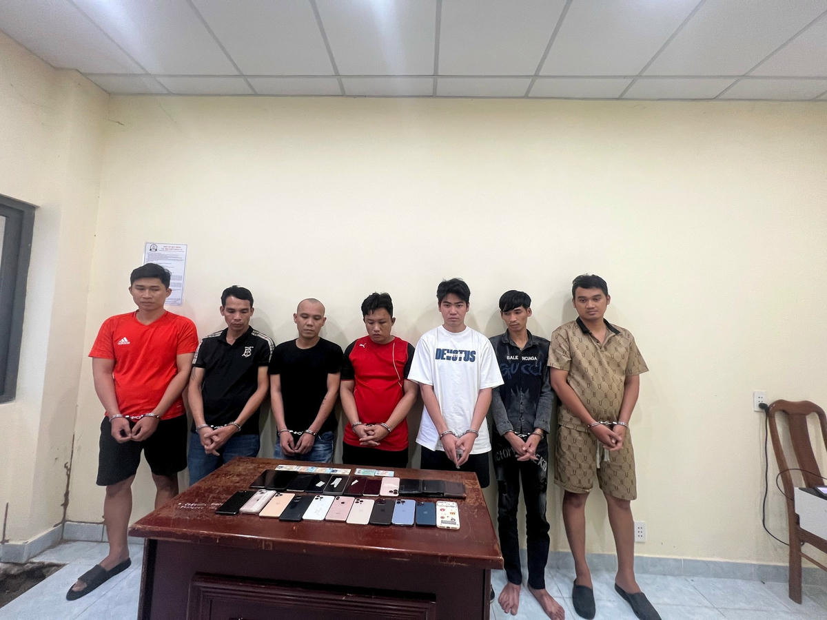 Ảnh 1 - 7 đối tượng và tang vật