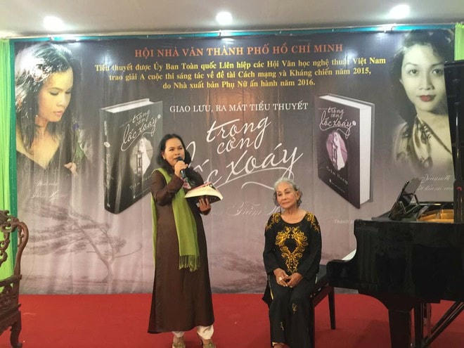 Nhà văn Trầm Hương (bên trái) trong một lần giới thiệu tác phẩm.