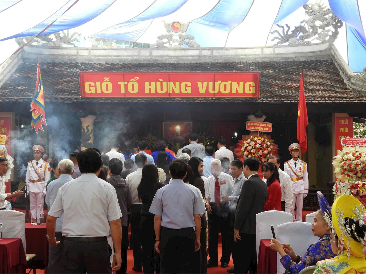 Lễ Giỗ Tổ Hùng Vương được tổ chức hàng năm vào dịp 10/3 Âm lịch nhằm tôn vinh các giá trị văn hóa dân tộc; khẳng định vị trí và ý nghĩa to lớn của ngày Giỗ Tổ Hùng Vương là ngày quốc lễ của dân tộc, giáo dục truyền thống, đạo lý “Uống nước nhớ nguồn”.Ảnh: Thanh Nga