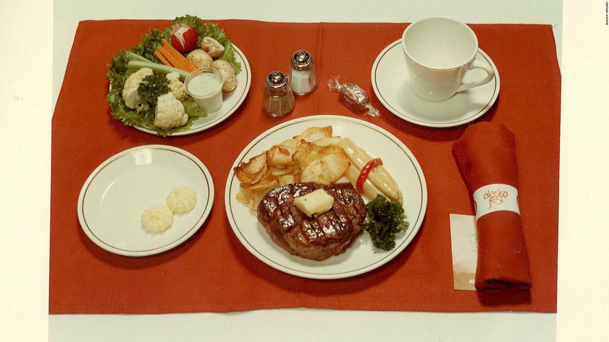 Thực đơn của Nga trên máy bay có trứng cá muối, thịt bê Orloff, bánh tartlet Odessa và nhiều hơn nữa. Ảnh: CNN.