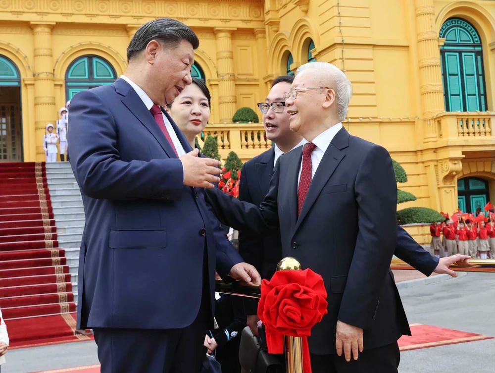 Tổng Bí thư Nguyễn Phú Trọng đón Tổng Bí thư, Chủ tịch nước Trung Quốc Tập Cận Bình. (Ảnh: Trí Dũng/TTXVN) ttxvn-le-don-tong-bi-thu-chu-tich-nuoc-trung-quoc-tap-can-binh-4-9410.jpg