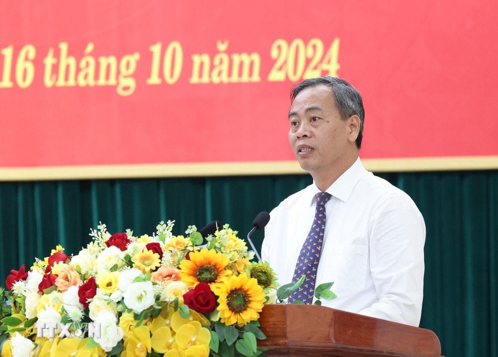 Phó Bí thư Thường trực Tỉnh ủy, Chủ tịch Hội đồng Nhân dân tỉnh Quảng Trị Nguyễn Đăng Quang trình bày báo cáo và một số kiến nghị. (Ảnh: Lâm Khánh/TTXVN) TTXVN_1610 Tong Bi thu Quang Tri (7).jpg