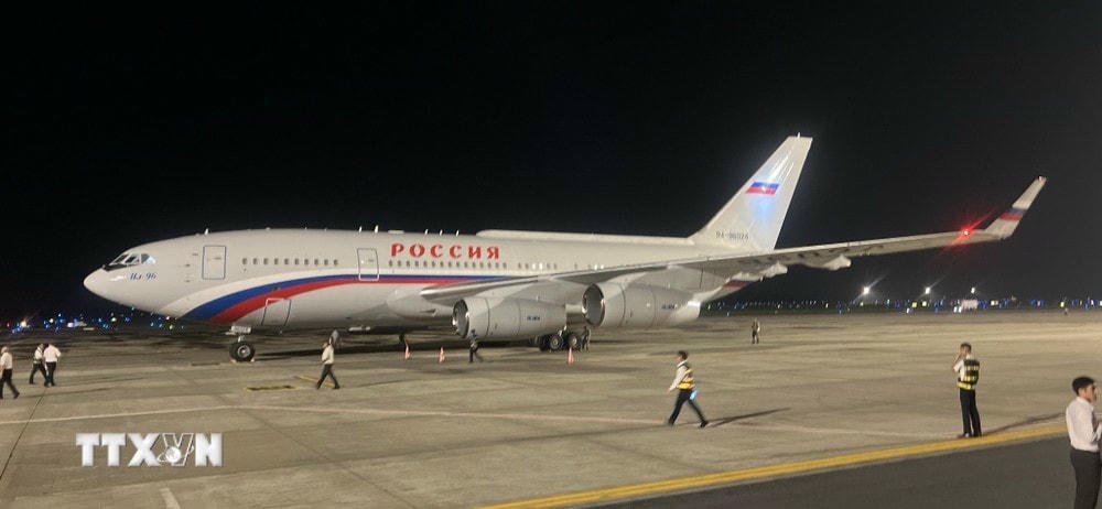 Chuyên cơ của Tổng thống Liên bang Nga Vladimir Putin hạ cánh xuống Sân bay Quốc tế Nội Bài (Hà Nội). (Ảnh: Phạm Kiên/TTXVN) ttxvn_tong_thong_lb_nga_vladimir_putin_den_ha_noi_2006-1.jpg