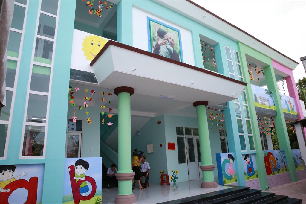 Trường Mầm non Hành Đức được xây dựng khang trang, bề thế từ nguồn kinh phí tài trợ ASXH của Công ty BSR.