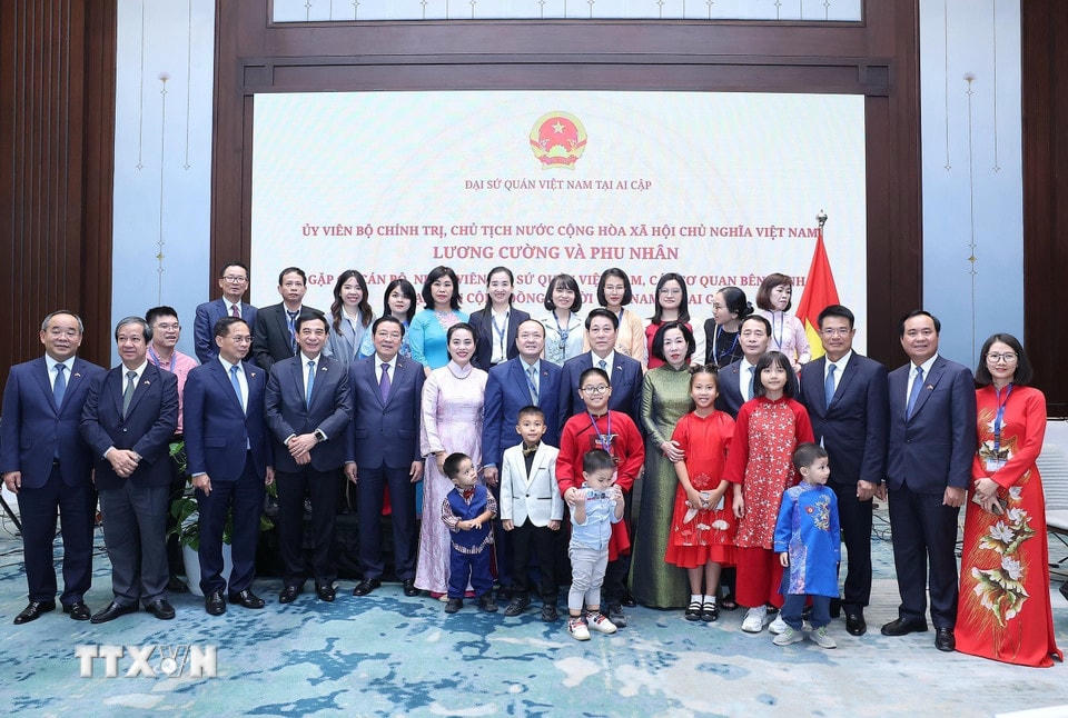 Chủ tịch nước Lương Cường và Phu nhân cùng đoàn đại biểu cấp cao Việt Nam với cán bộ, nhân viên Đại sứ quán Việt Nam tại Ai Cập. (Ảnh: Lâm Khánh/TTXVN)