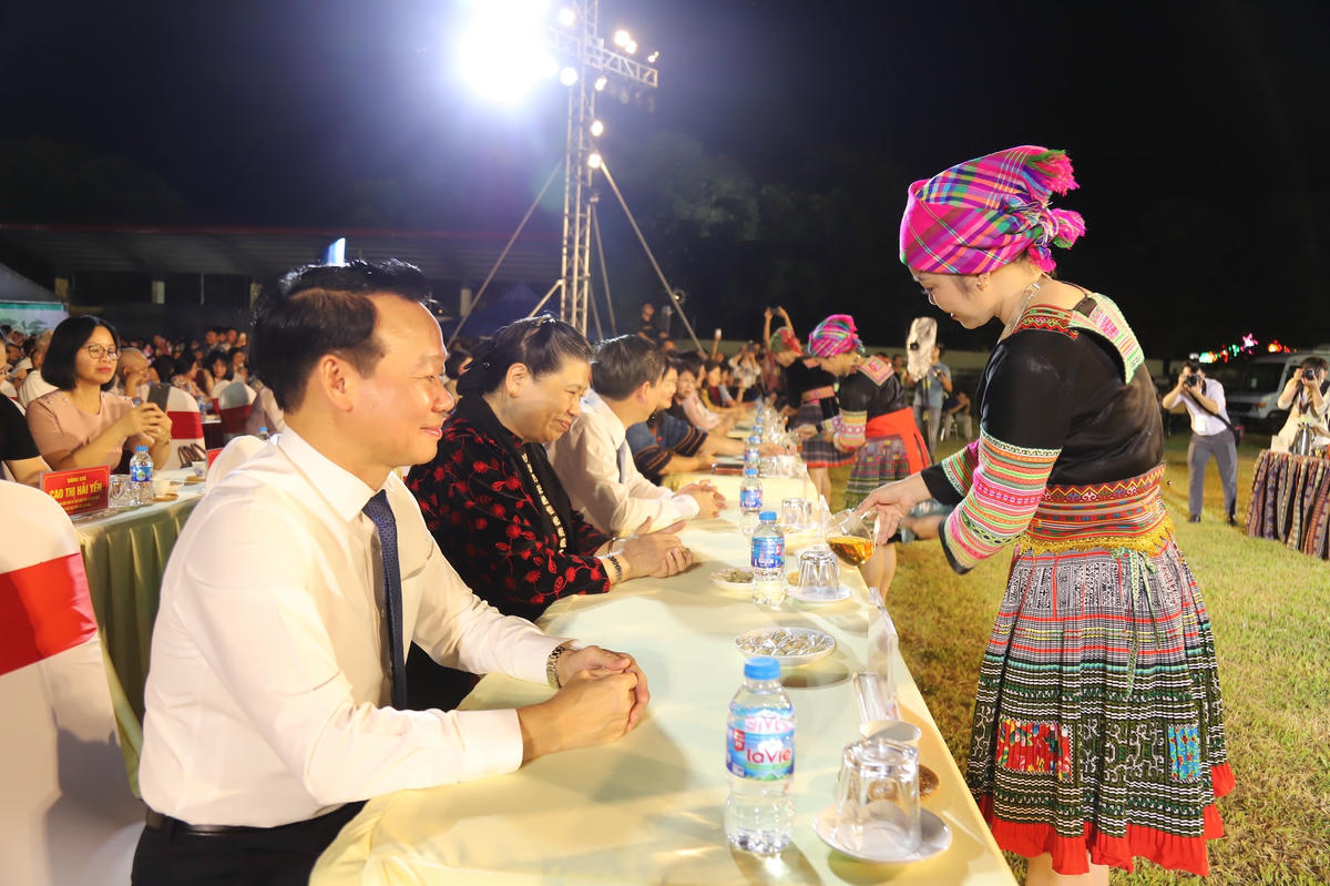 Những ly trà do các nghệ nhân pha được mời các đại biểu tham dự. Ảnh: Ngô Hùng