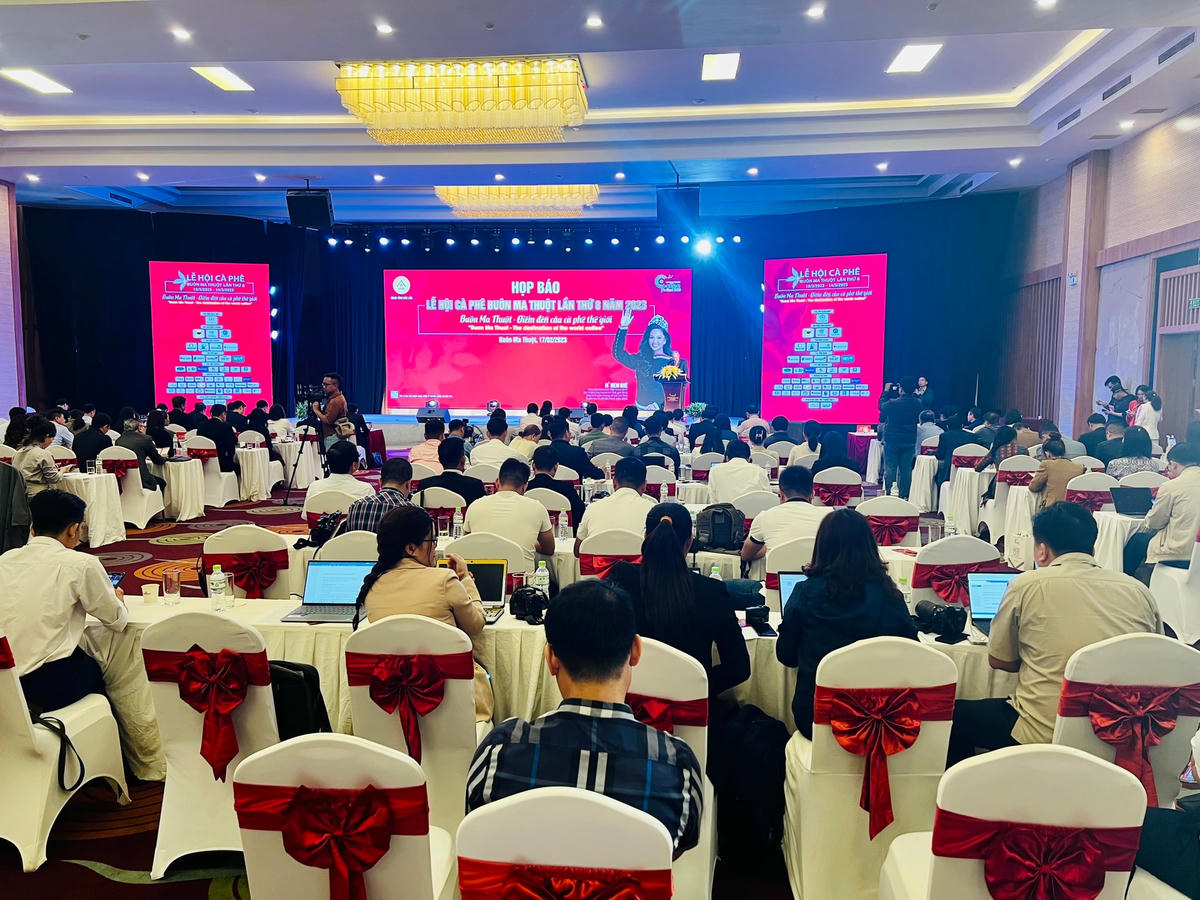 Toàn cảnh buổi họp báo.