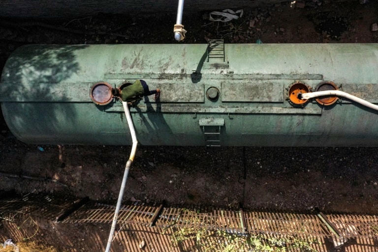 Những toa tàu chở đầy nước. Ảnh: Barron.