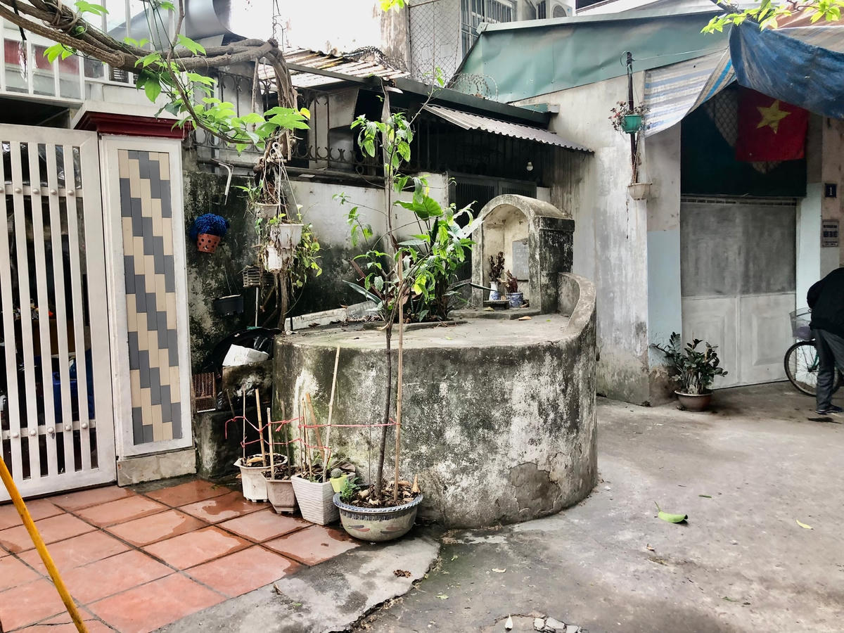 Những ngôi mộ xuất hiện từ rất lâu, không ảnh hưởng đến cuộc sống sinh hoạt thường ngày của các hộ gia đình tại đây.