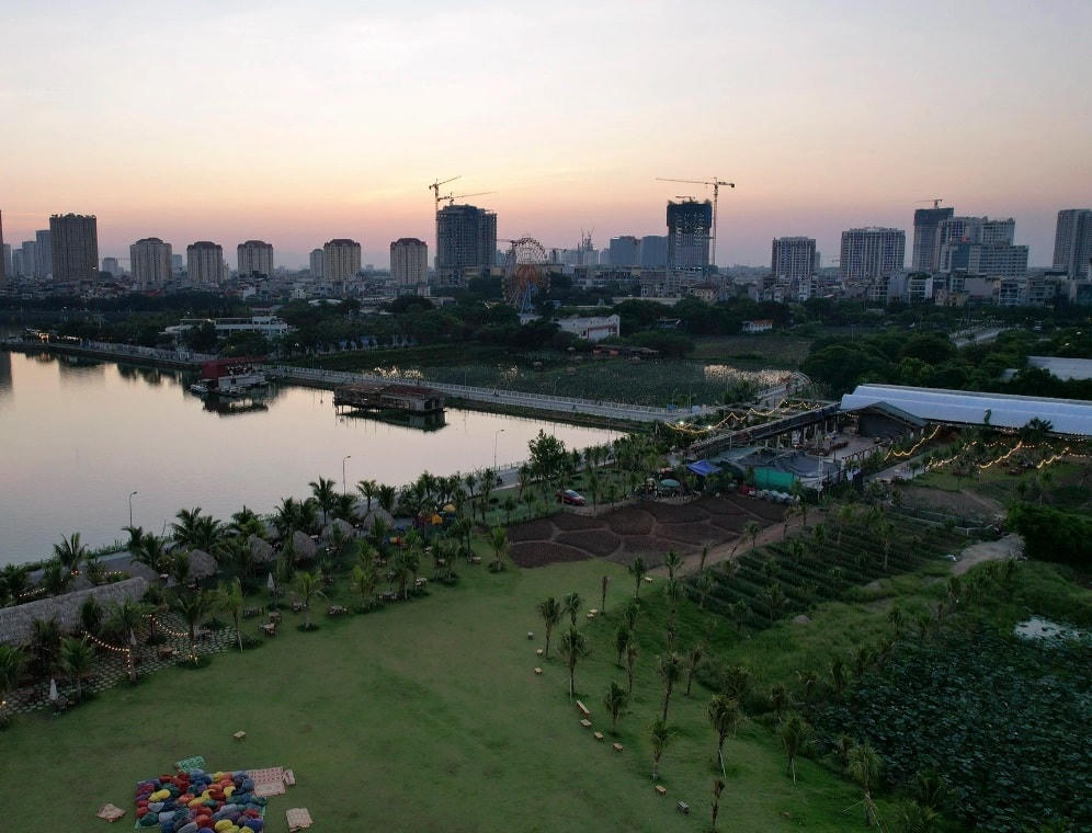 Trước đây ven hồ có nhiều đầm sen rộng lớn, hoa đẹp, thơm nổi tiếng đất Hà Thành, ngày nay đang mất dần. Một đầm sen lớn nhường chỗ để xây dựng Nhà máy xử lý nước thải Hồ Tây. Một đầm sen khác trở thành khu vui chơi giải trí đa chức năng.