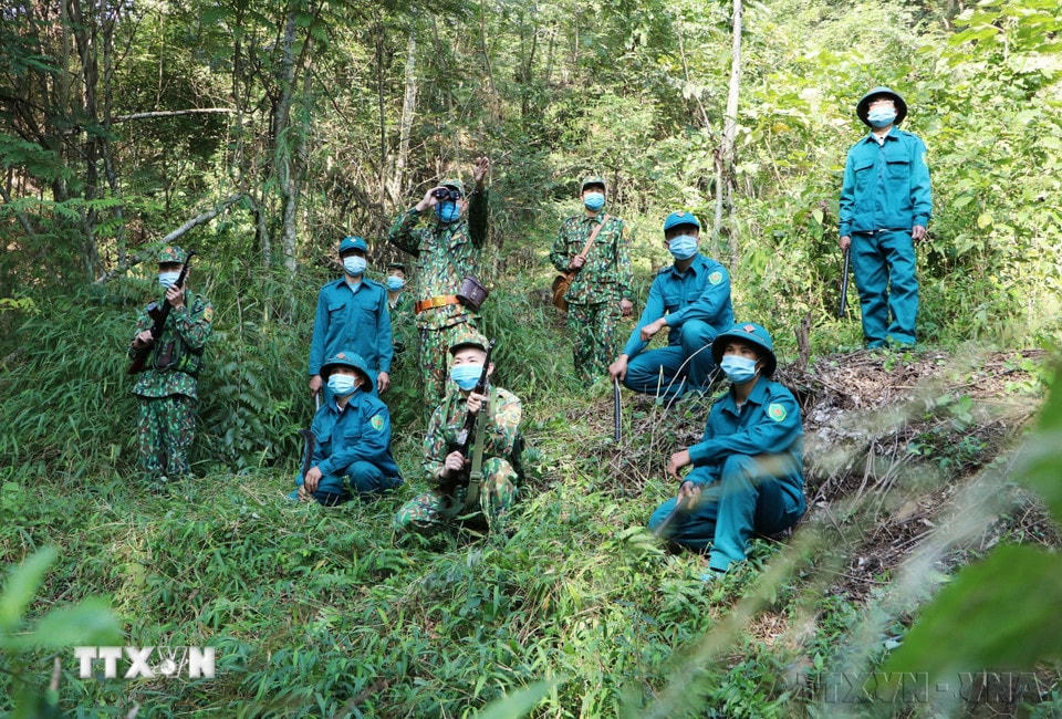 Dân quân tự vệ xã Ma Ly Pho, huyện Phong Thổ, tỉnh Lai Châu, phối hợp với lực lượng Đồn Biên phòng cửa khẩu Ma Lù Thàng tuần tra, kiểm soát đường mòn, lối mở, tháng 12/2021. (Ảnh: Việt Hoàng/TTXVN)
