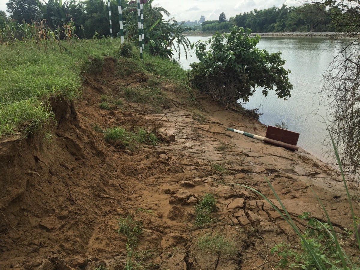 [Ảnh] Quảng Trị: Nước lũ dâng cao, người dân cõng giáo viên đến trường