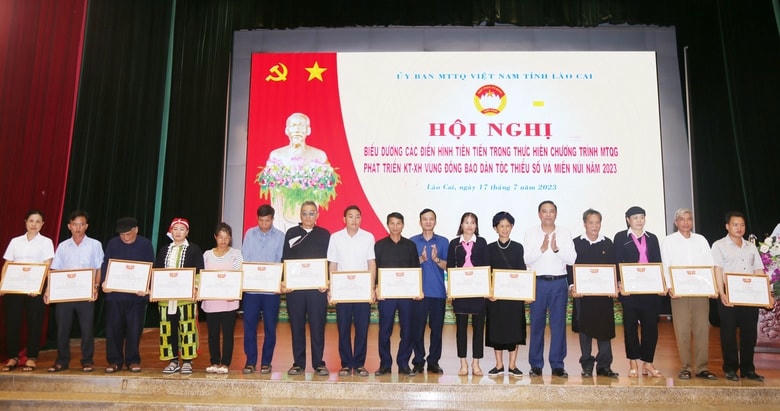Phó Bí thư Tỉnh ủy Hoàng Giang và lãnh đạo một số ban, ngành của tỉnh trao Bằng khen cho các cá nhân.