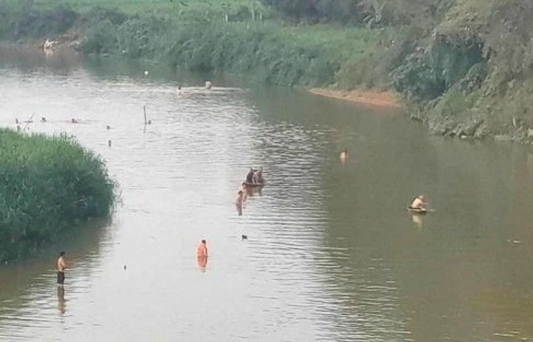 Lực lượng chức năng cùng người dân tìm kiếm thi thể 2 cháu bị đuối nước. Ảnh: Tuấn Trung.