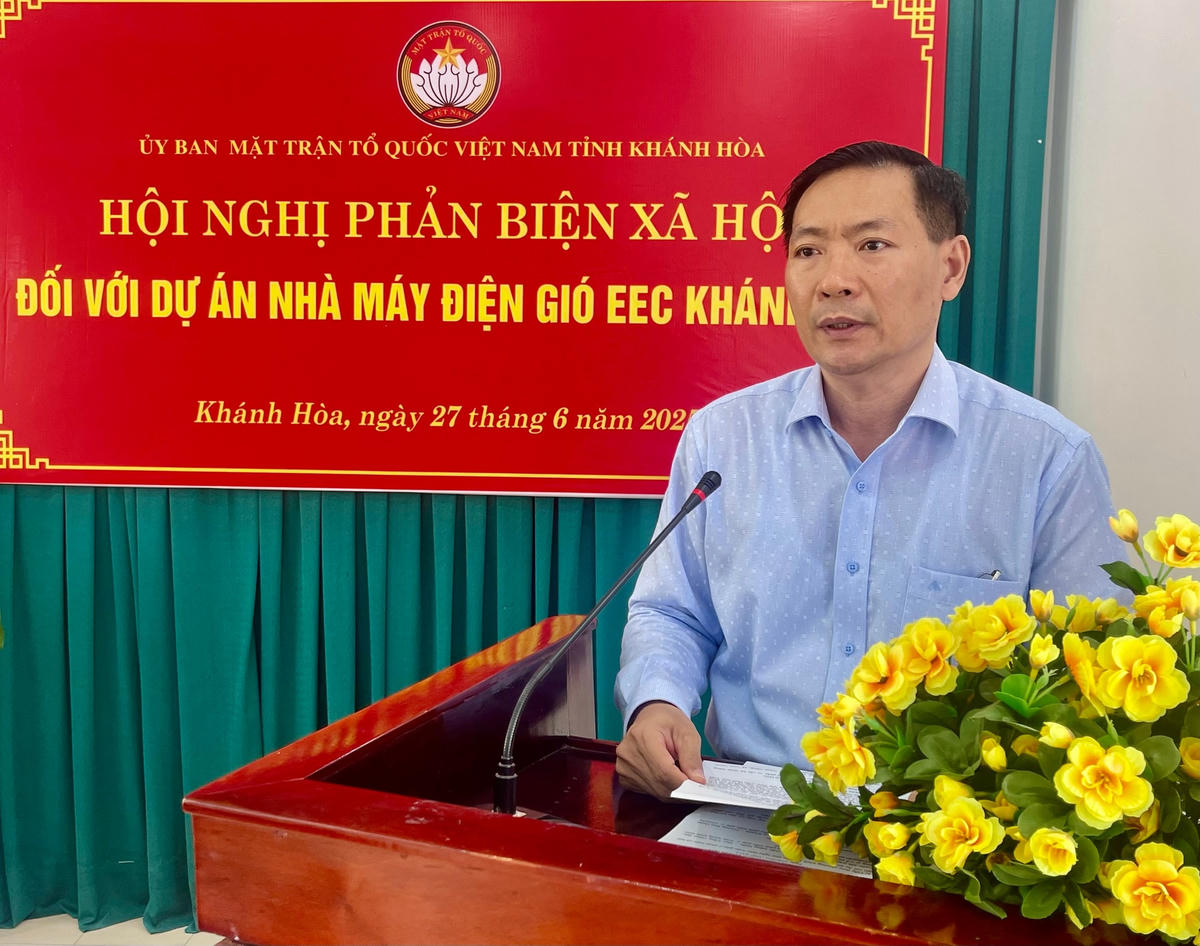 Ông Đặng Ngọc Minh - Phó Chủ tịch Ủy ban Mặt trận Tổ quốc Việt Nam tỉnh Khan hs Hòa đang phát biểu tại hội nghị. (ảnh Thùy Trang)
