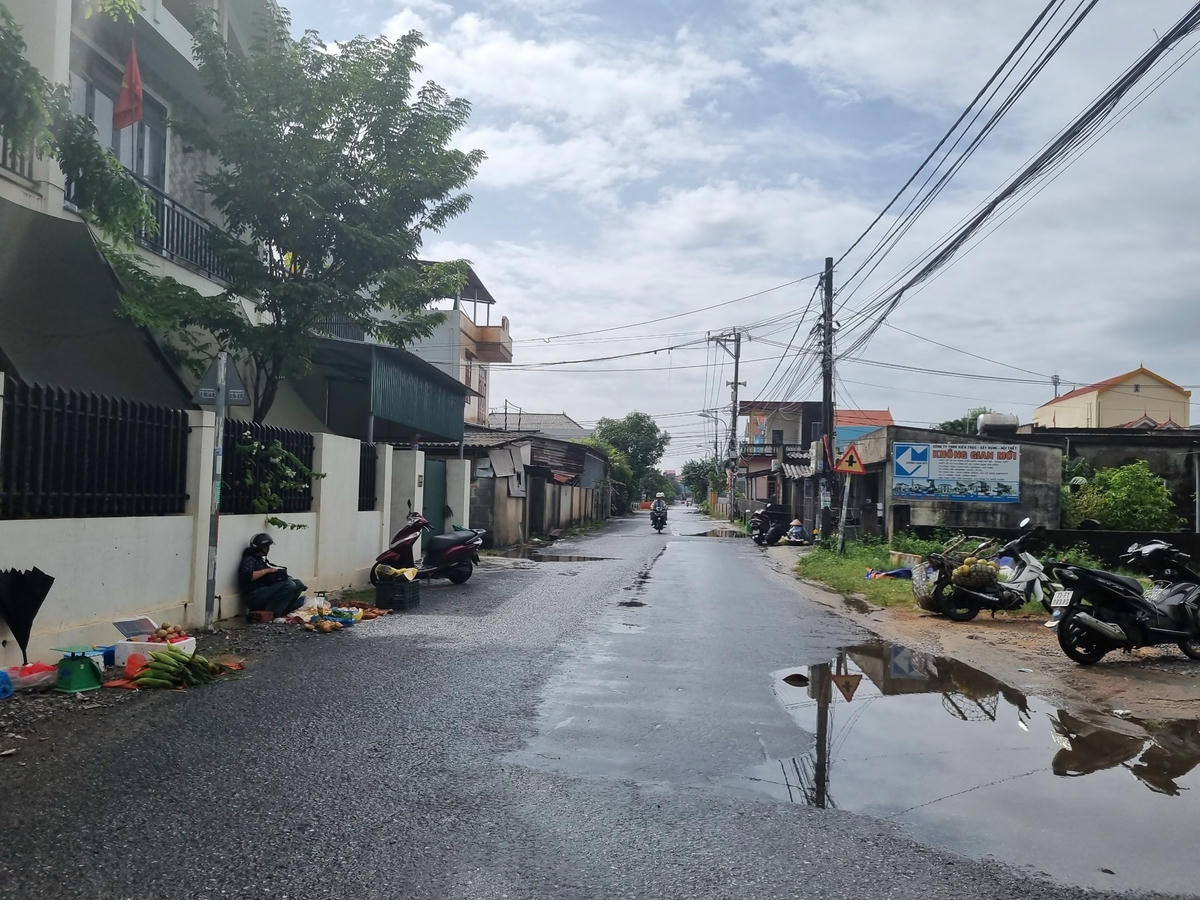 Trái ngược với sự hoang vắng của chợ Bảo Ninh thì cách đó không xa, hai bên vệ đường Nguyễn Thị Định (xã Bảo Ninh), người dân vẫn tụ họp từng điểm để buôn bán hàng hóa, thực phẩm.