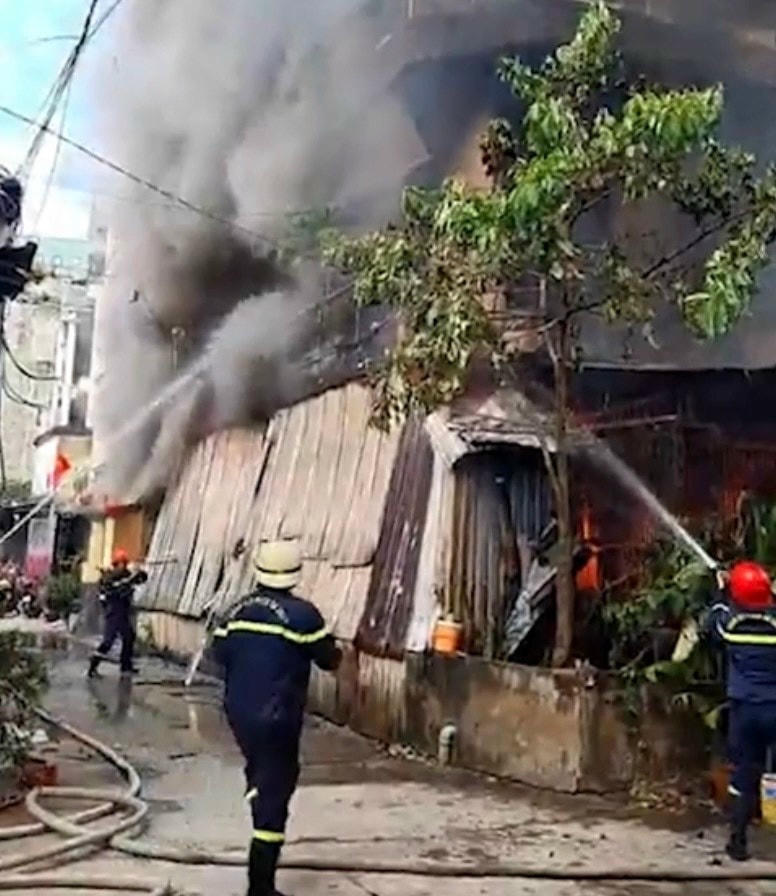 Lực lượng PCCC đã có mặt tại hiện trường.