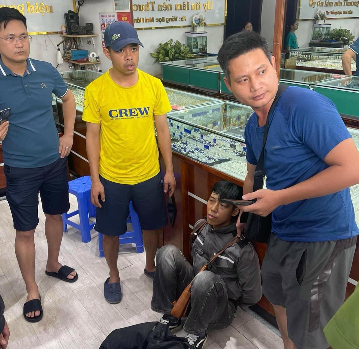 Nghi phạm bị bắt giữ. Ảnh: Trường Quân.