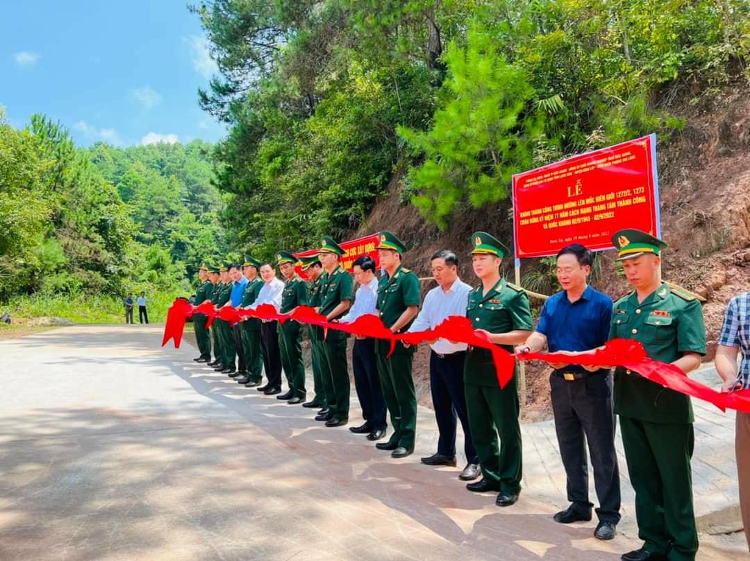 Lễ khánh thành công trình “Thắp sáng đường tuần tra biên giới” do Agribank Chi nhánh Lạng Sơn tài trợ.