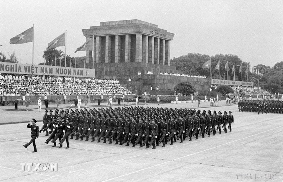 Khối sỹ quan Quân đội nhân dân Việt Nam đi qua lễ đài. (Ảnh: Kim Hùng/TTXVN)