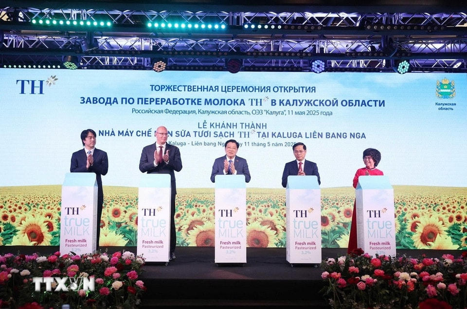 Các đại biểu thực hiện nghi thức khánh thành Nhà máy chế biến sữa tươi sạch TH của Tập đoàn TH tại tỉnh Kaluga, Liên bang Nga. (Ảnh: Thống Nhất/TTXVN)