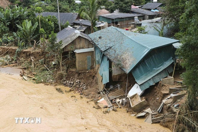 Một số nhà dân ở bản Suối Lư, xã Xa Dung, tỉnh Điện Biên bị đổ sập do mưa lũ. (Ảnh: TTXVN) ttxvn-mua-lu-dien-bien-2.jpg