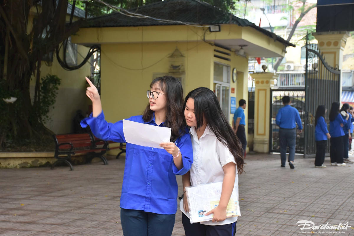 Tình nguyện viên hướng dẫn cho thí sinh vào phòng thi tốt nghiệp THPT năm 202.