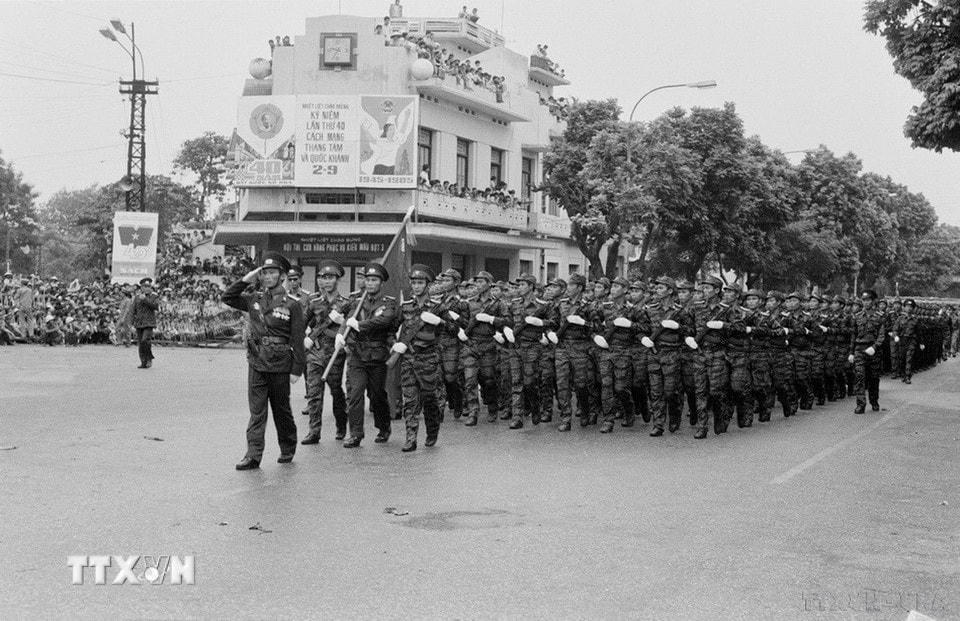 Bộ đội tinh nhuệ đặc biệt diễu hành qua khu vực Cửa Nam. (Ảnh: Cao Phong/TTXVN)
