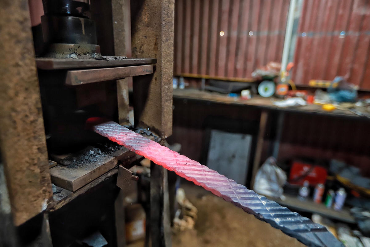 Sau khi khuôn dao đã xong, bắt đầu đến công đoạn dùng búa đập dẹt.