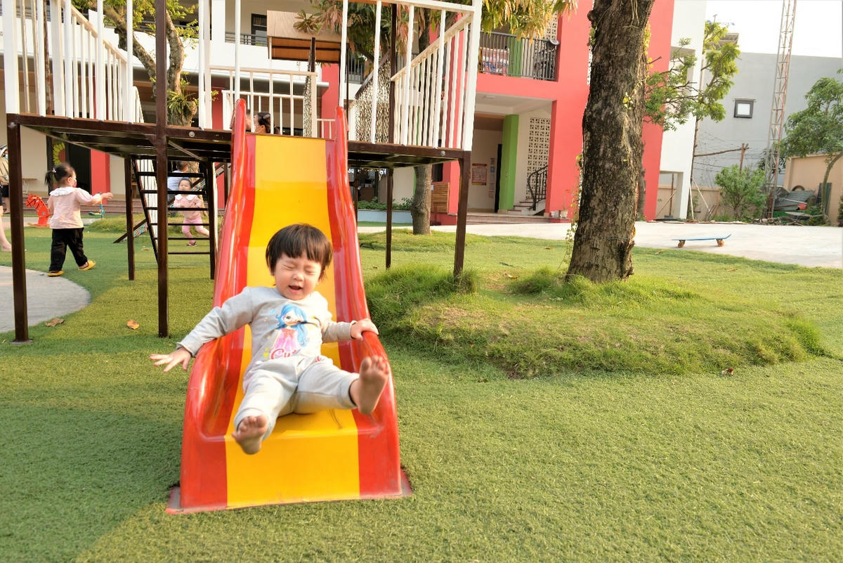 Trường mầm non LITTLE HOUSE với cơ sở vật chất khang trang tạo điều kiện giúp các bé rèn luyện, vui chơi thỏa thích, góp phần phát triển toàn diện nhất là về thể chất lẫn kĩ năng cần thiết cho lứa tuổi mầm non.