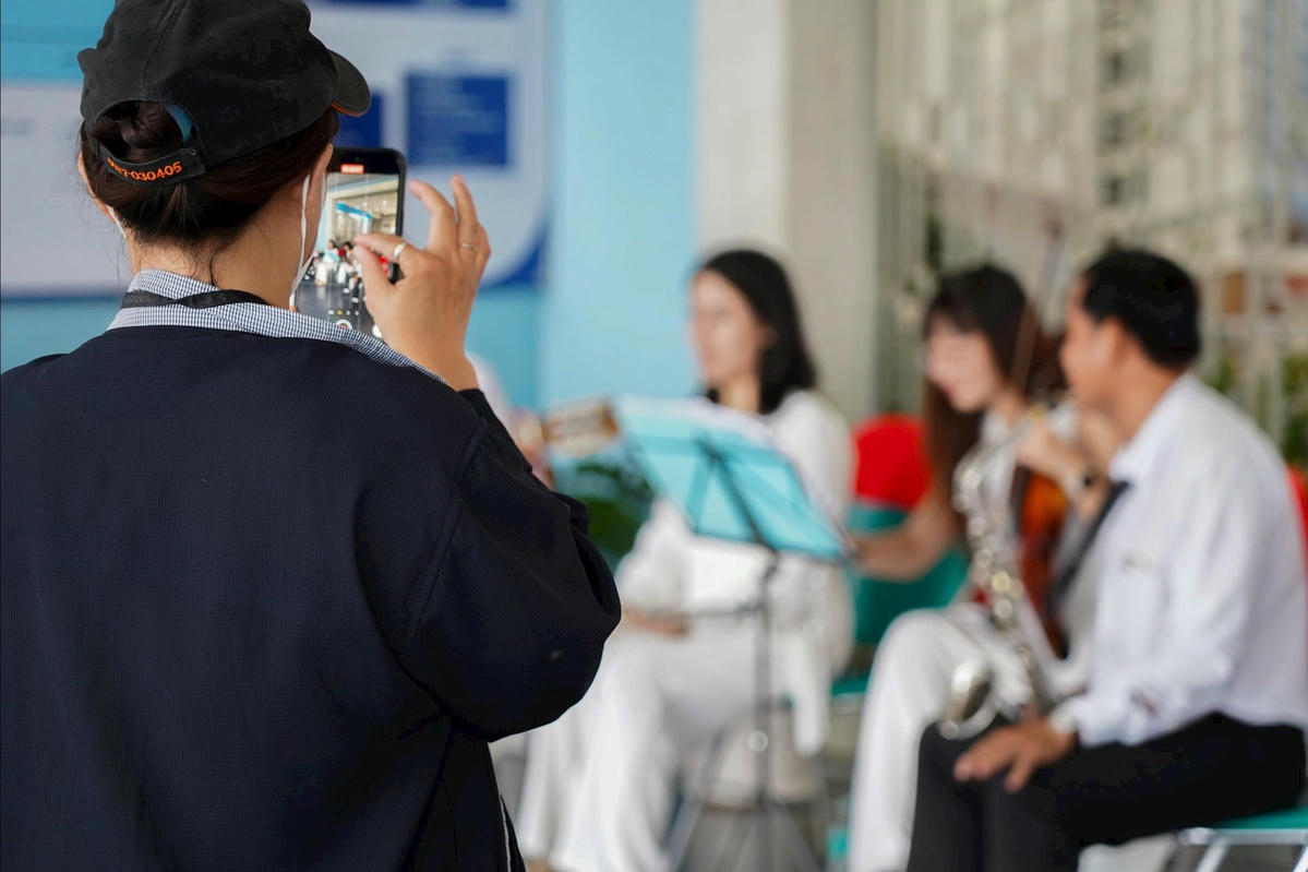 Nghe giai điệu quen thuộc của bài hát “Sài Gòn đẹp lắm”, bản nhạc mang đậm hơi thở của thành phố tươi trẻ, rộn ràng, nhiều bệnh nhân cảm thấy phấn chấn và thêm nhiều năng lượng. Ảnh: M.T