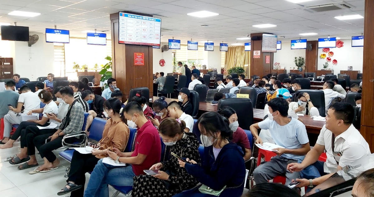 Dù có dịch vụ bưu chính công ích nhưng lượng người đổ về Trung tâm làm thủ tục vẫn khá đông.