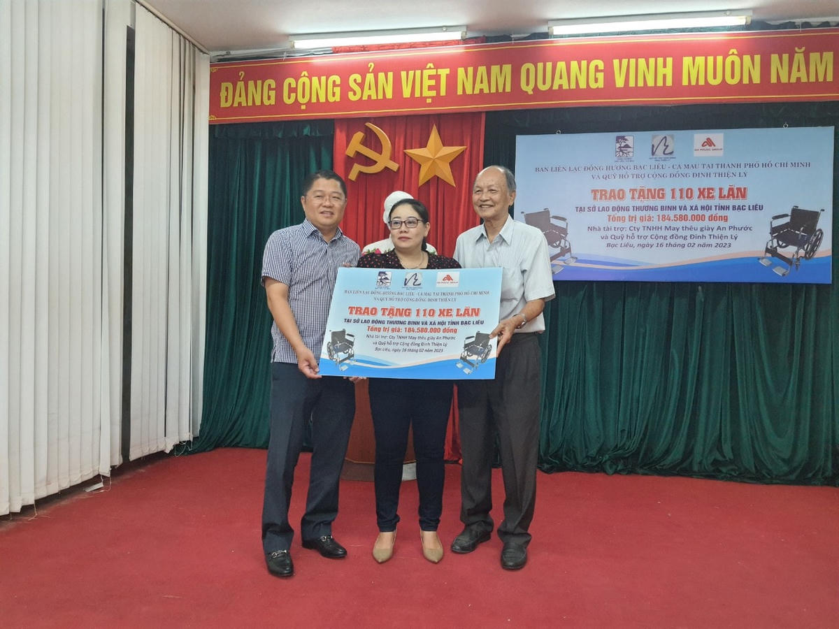 Ban Liên lạc đồng hương Bạc Liêu- Cà Mau tại TP Hồ Chí Minh và Quỹ hỗ trợ cộng đồng Đinh Thiện Lý trao bảng tài trợ tượng trưng cho Sở Lao động, Thương Binh và Xã hội tỉnh Bạc Liêu.